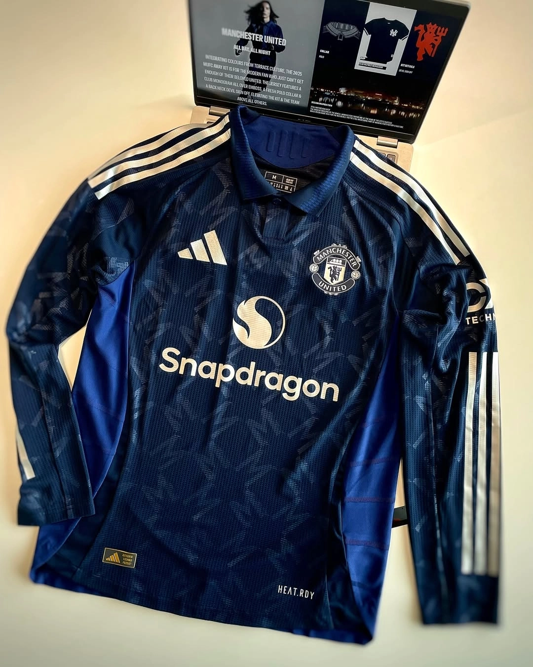 新型球衣发布,引发球迷抢购热潮 新型球衣发布,引发球迷抢购热潮