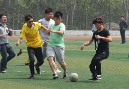 精彩足球对抗赛再掀热潮，球迷争相观看的简单介绍