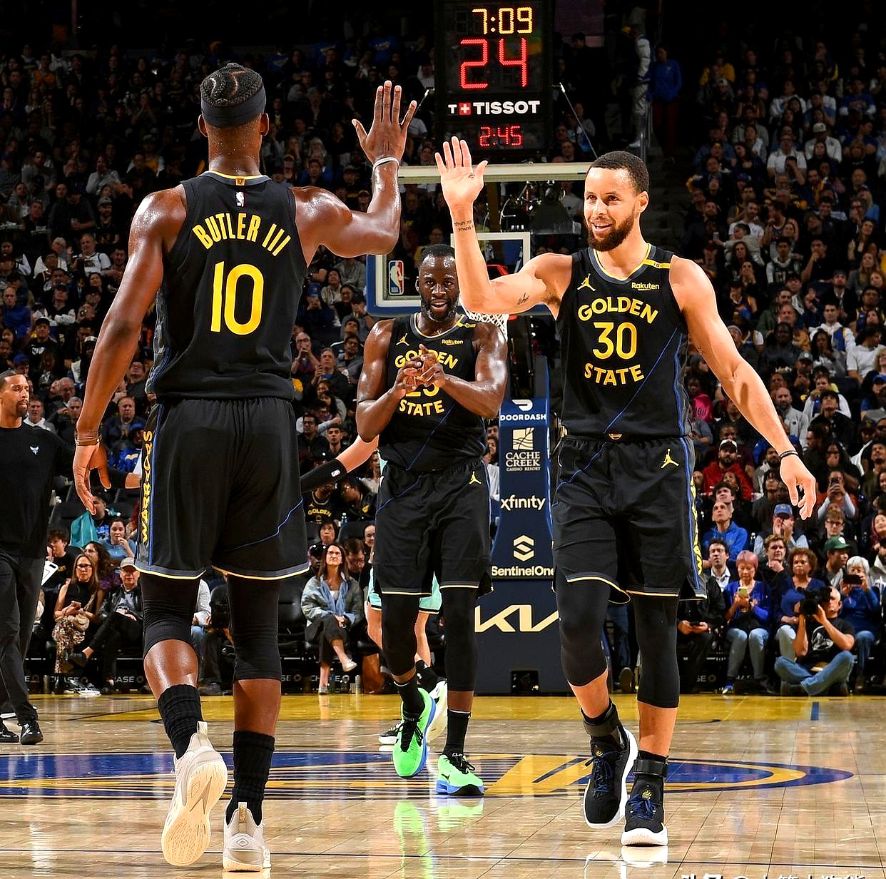 勇士队全员表现亮眼，战胜对手稳步前行的简单介绍