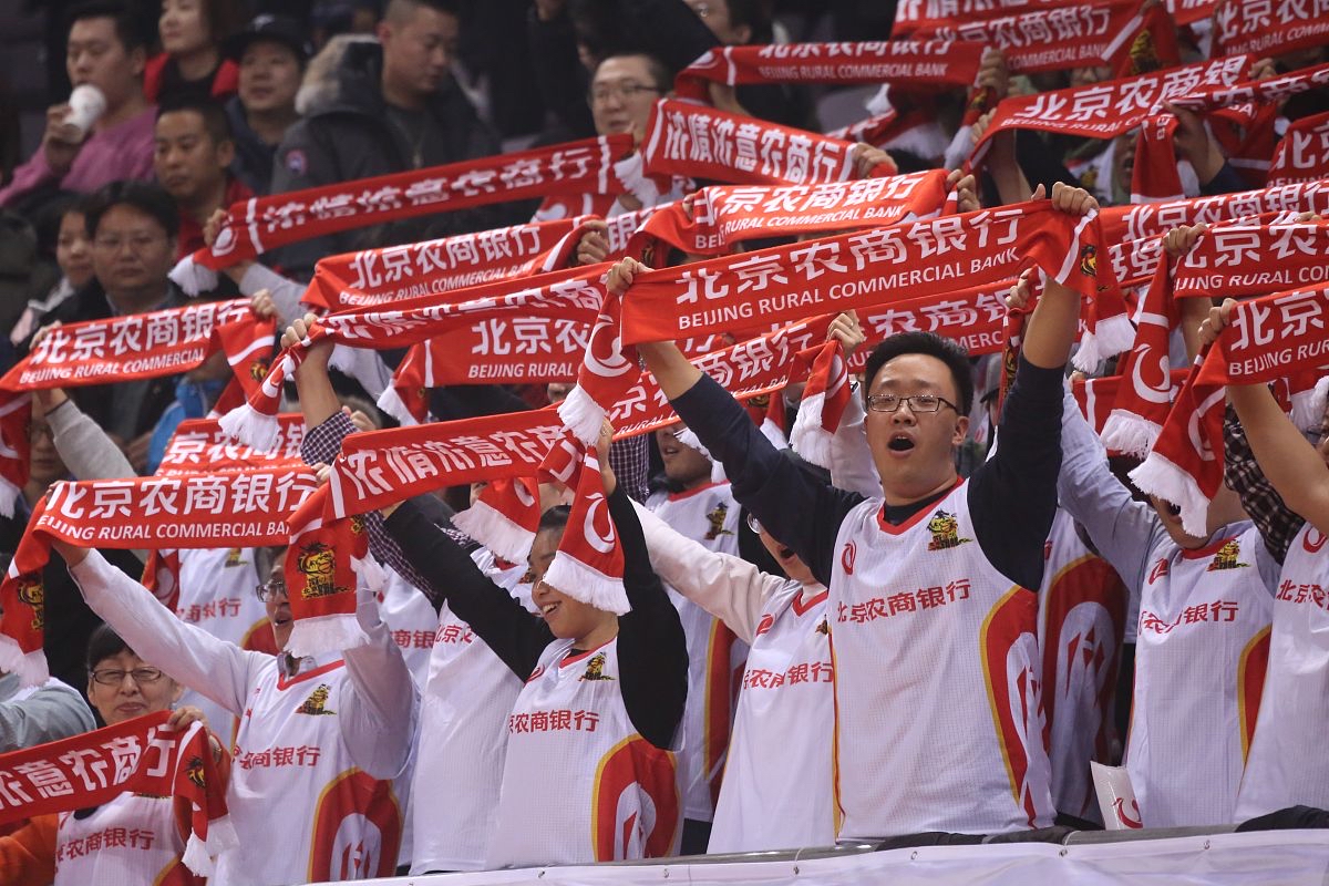 比赛胜利带给球队更大的荣誉和自信心 